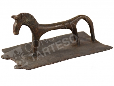 Bronze cover with horse-shaped handle 